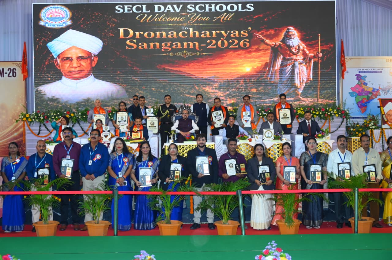 द्रोणाचार्य संगम-2026 में राज्यपाल रमेन डेका ने शिक्षकों को किया सम्मानित, कहा- शिक्षा के साथ संस्कार भी जरूरी