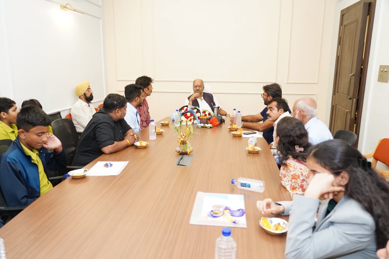 राष्ट्रीय तैराकी में छत्तीसगढ़ का जलवा, पदक विजेता खिलाड़ियों से मिले सांसद बृजमोहन अग्रवाल