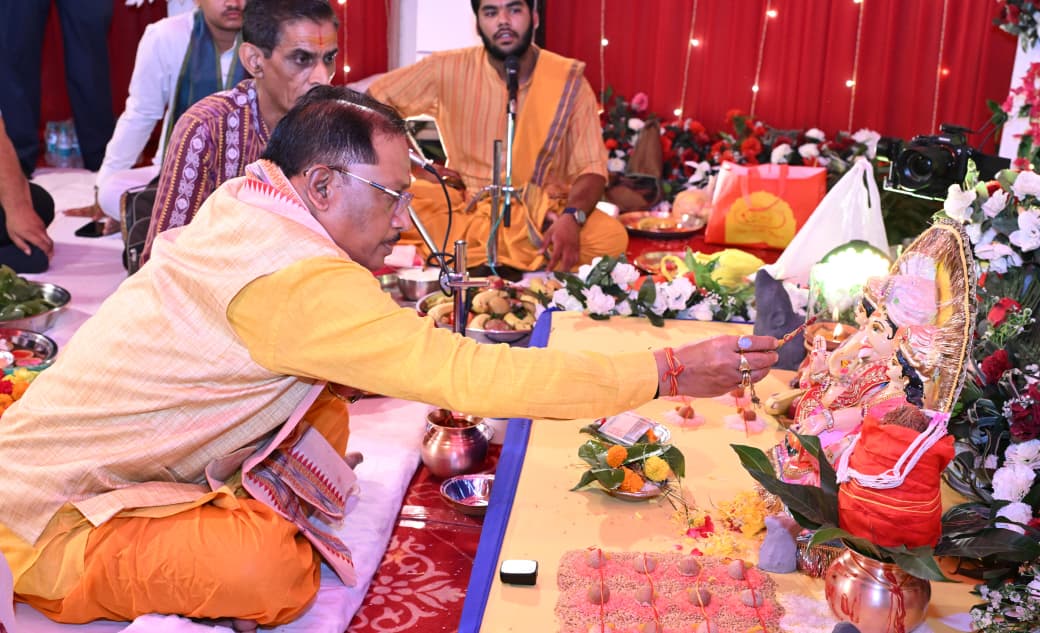 मुख्यमंत्री निवास में विराजे भगवान गणेश, सीएम साय ने परिवारजनों के साथ विधि-विधान से की गणपति की स्थापना और पूजा-अर्चना