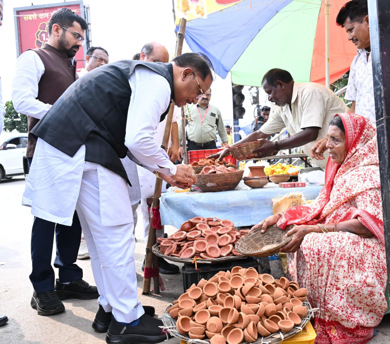 सड़क किनारे पसरे पर अचानक पहुंचे मुख्यमंत्री विष्णु देव साय, मीरा के पसरे से खरीदा &lsquo;आशीर्वाद का दीया&rsquo;