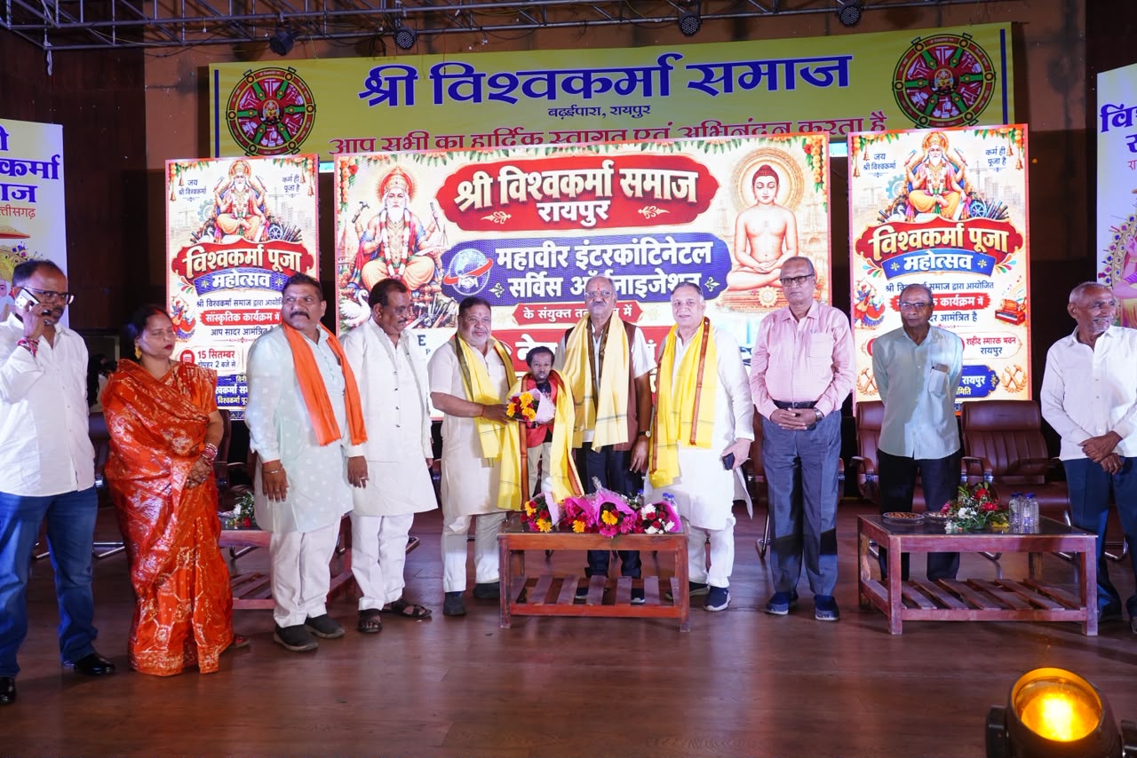 पांच दिवसीय विश्वकर्मा जयंती महोत्सव के दूसरे दिन शामिल हुए रायपुर सांसद बृजमोहन अग्रवाल