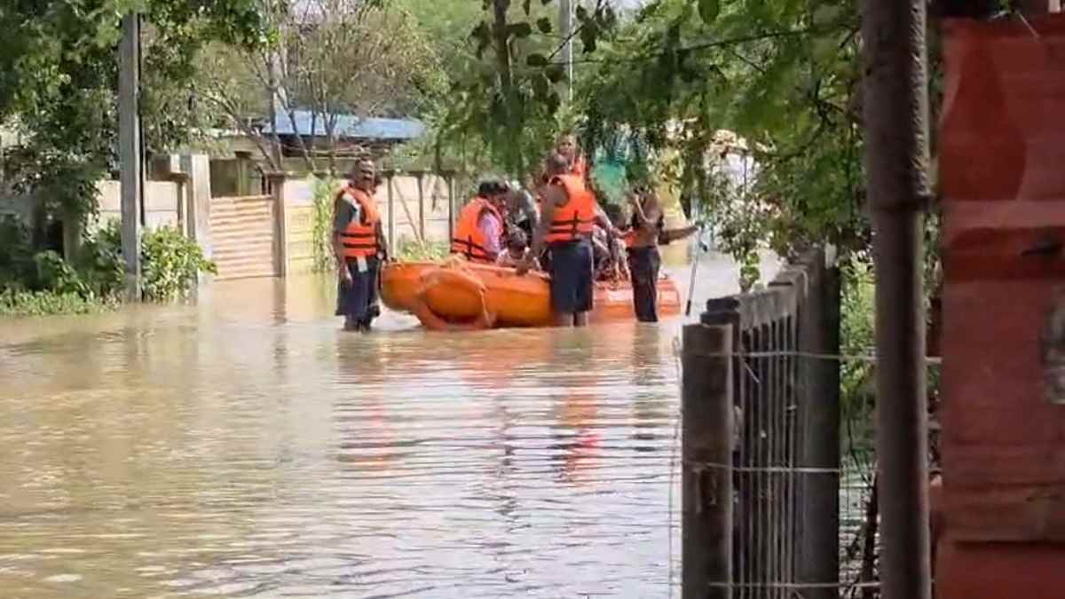 रायपुर के बाढ़ प्रभावित इलाकों में NDRF-SDRF का रेस्क्यू ऑपरेशन, 239 नागरिक सुरक्षित निकाले गए