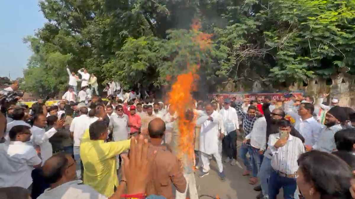प्रदेशभर में कांग्रेस का प्रदर्शन : मुख्य चुनाव आयुक्त को हटाने की मांग, रायपुर में निकाला पैदल मार्च, पीएम और ज्ञानेश कुमार का फूंका पुतला