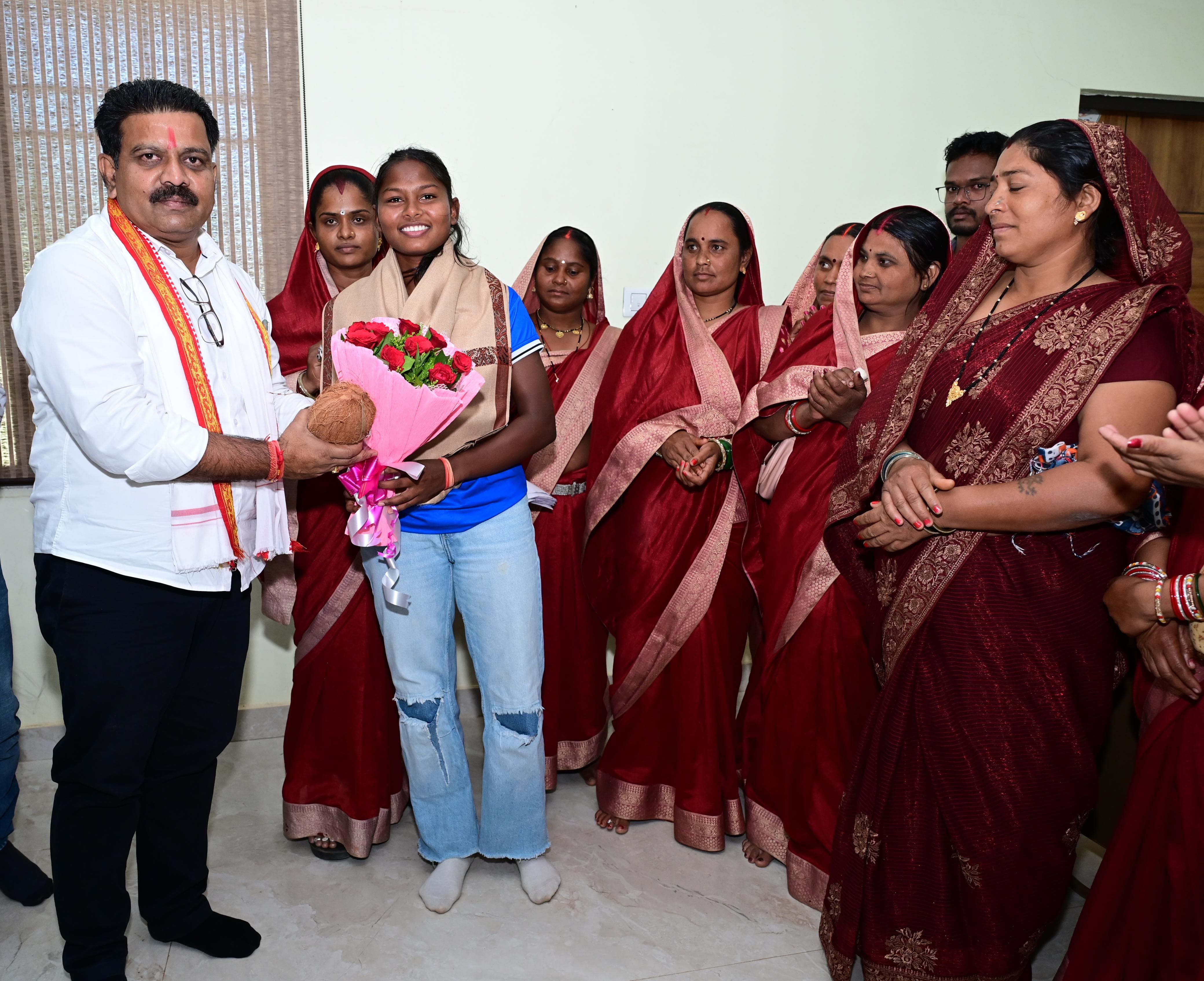जूनियर महिला एशिया कप विजेता गीता यादव से मिले डिप्टी CM विजय शर्मा, कवर्धा की बेटी को दी बधाई