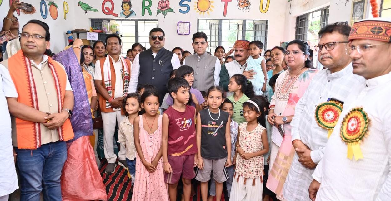 आंगनबाड़ी में बच्चों संग बैठे मंत्री, गर्भवती महिलाओं की गोदभराई कर दिया सुपोषण का संदेश