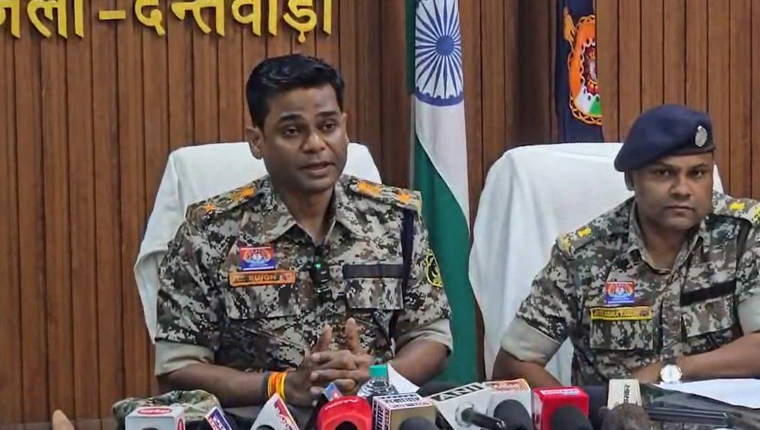 दंतेवाड़ा में नक्सलियों के डंप का खुलासा, AK-47 और INSAS समेत भारी मात्रा में हथियार बरामद