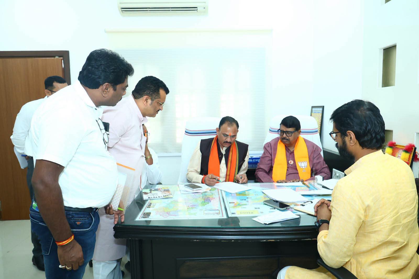 सहयोग केंद्र में स्वास्थ्य मंत्री श्यामबिहारी जायसवाल ने सुनीं कार्यकर्ताओं की समस्याएं