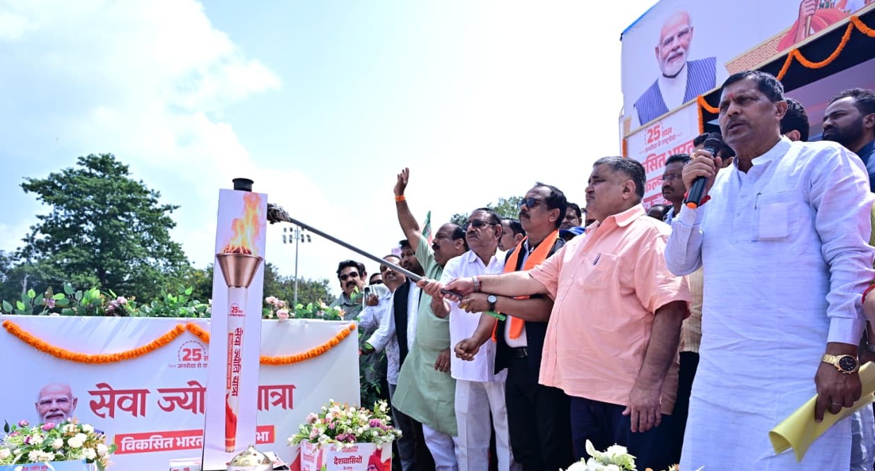 जशपुर में गूंजा विकसित भारत का संकल्प, मंत्री राजेश अग्रवाल के नेतृत्व में निकली &lsquo;सेवा ज्योति यात्रा&rsquo;