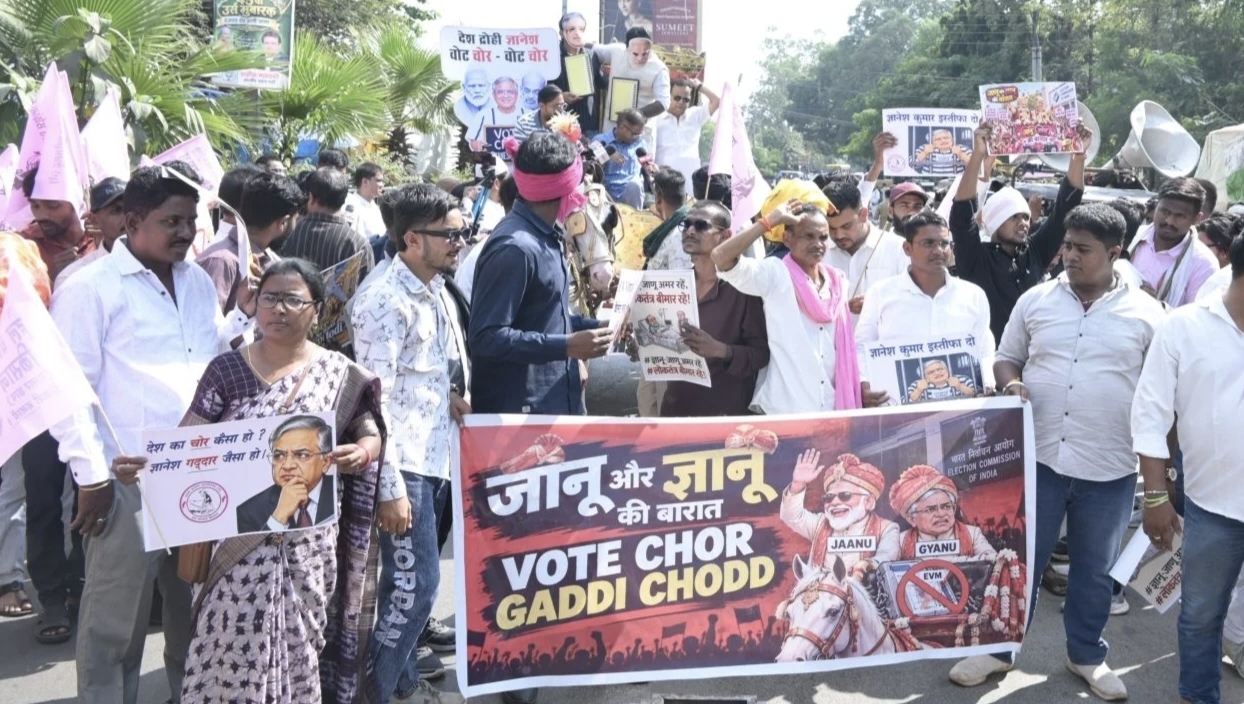 रायपुर में JCCJ का अनोखा प्रदर्शन: &lsquo;ज्ञानू और जानू की बारात&rsquo; निकालकर CEC ज्ञानेश कुमार के इस्तीफे की मांग