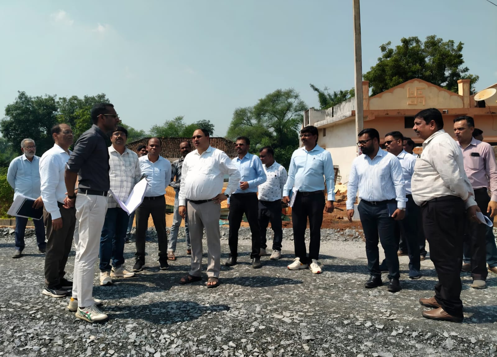 बरसात के बाद निर्माण कार्यों में आएगी तेजी, PWD सचिव ने गरियाबंद में परखी गुणवत्ता