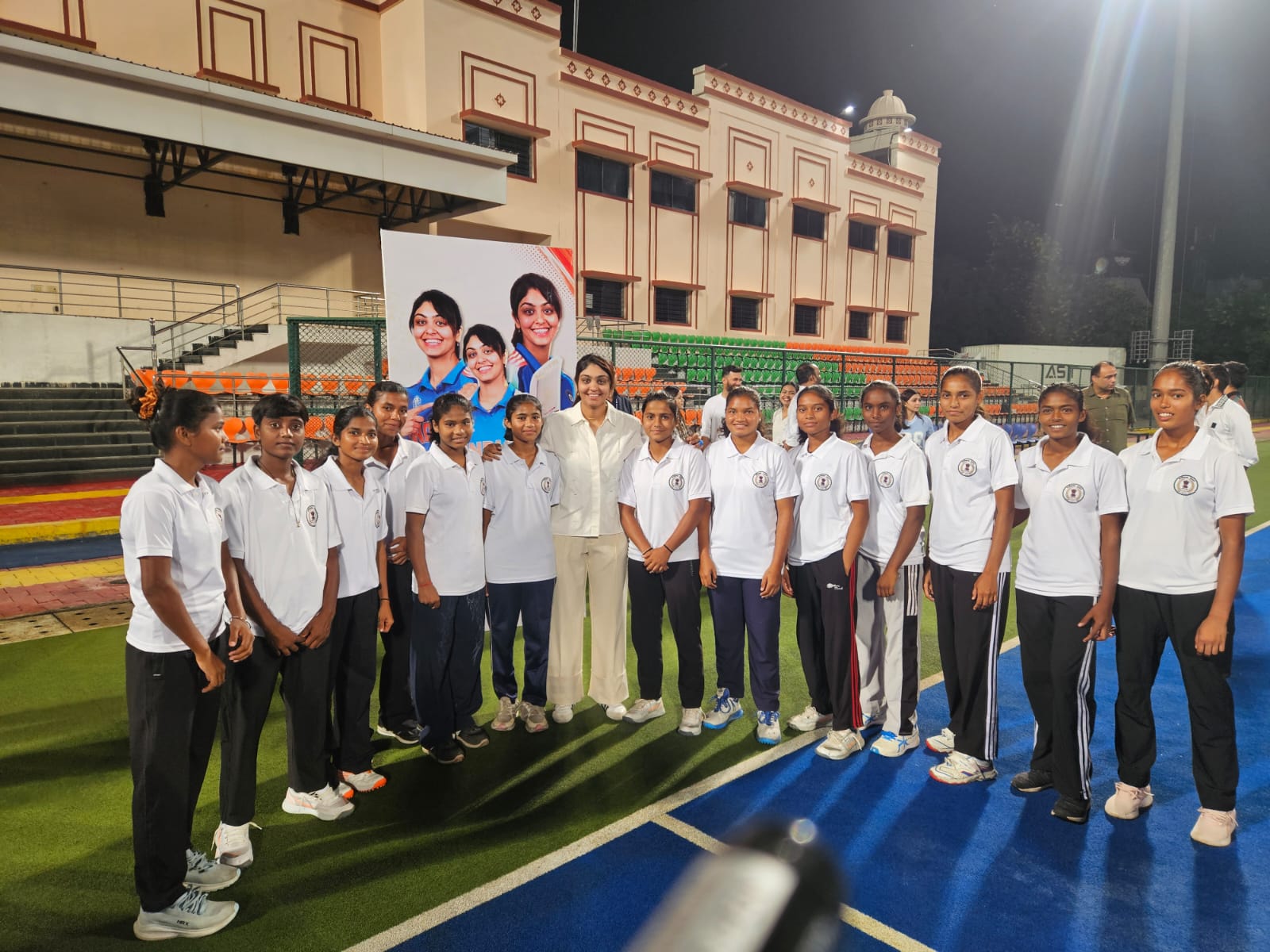&lsquo;देश के लिए खेलने का सपना जरूर देखिए&rsquo;, हरलीन देओल ने रायपुर हॉकी अकादमी के खिलाड़ियों में भरा जोश