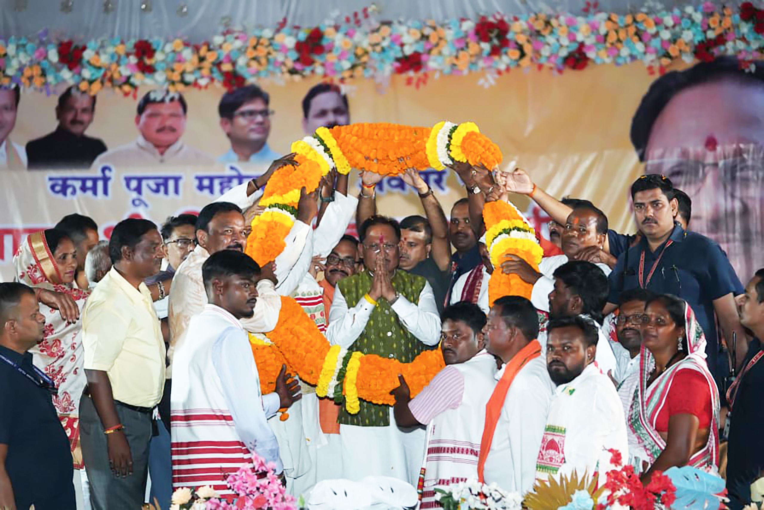 सारसमाल में कर्मा पूजा महोत्सव में शामिल हुए मुख्यमंत्री, मांदर की थाप पर समाजजनों के साथ किया पारंपरिक कर्मा नृत्य