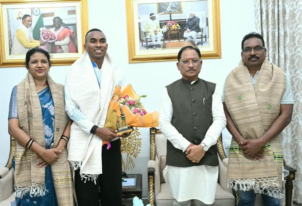 मुख्यमंत्री विष्णु देव साय से एशियन गेम्स के कांस्य पदक विजेता एथलीट अनिमेष कुजूर ने की मुलाकात