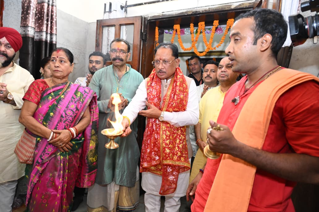 मुख्यमंत्री साय ने रायपुर के कालीबाड़ी मंदिर एवं दुर्गा पूजा पंडाल में टेका माथा, प्रदेशवासियों की खुशहाली के लिए मांगा आशीर्वाद