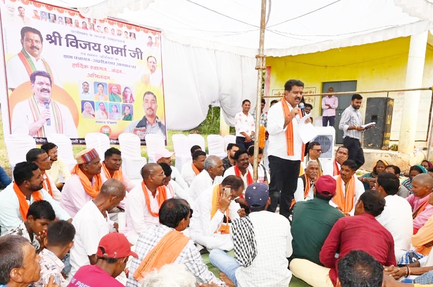 वनांचल में चौपाल लगाकर ग्रामीणों से रूबरू हुए डिप्टी सीएम विजय शर्मा