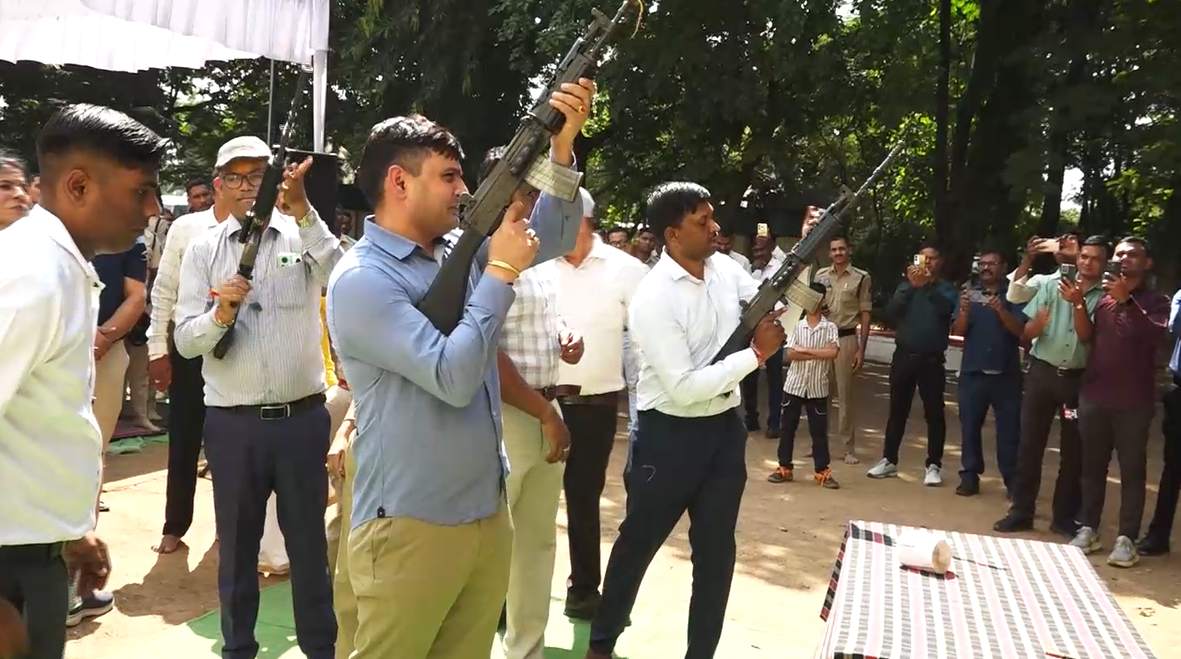 विजयादशमी पर पुलिस लाइन में शस्त्र पूजन: जवानों ने हवाई फायर कर निभाई गई परंपरा, पुलिस कमिश्नर डॉ. संजीव शुक्ला ने दी शुभकामनाएं