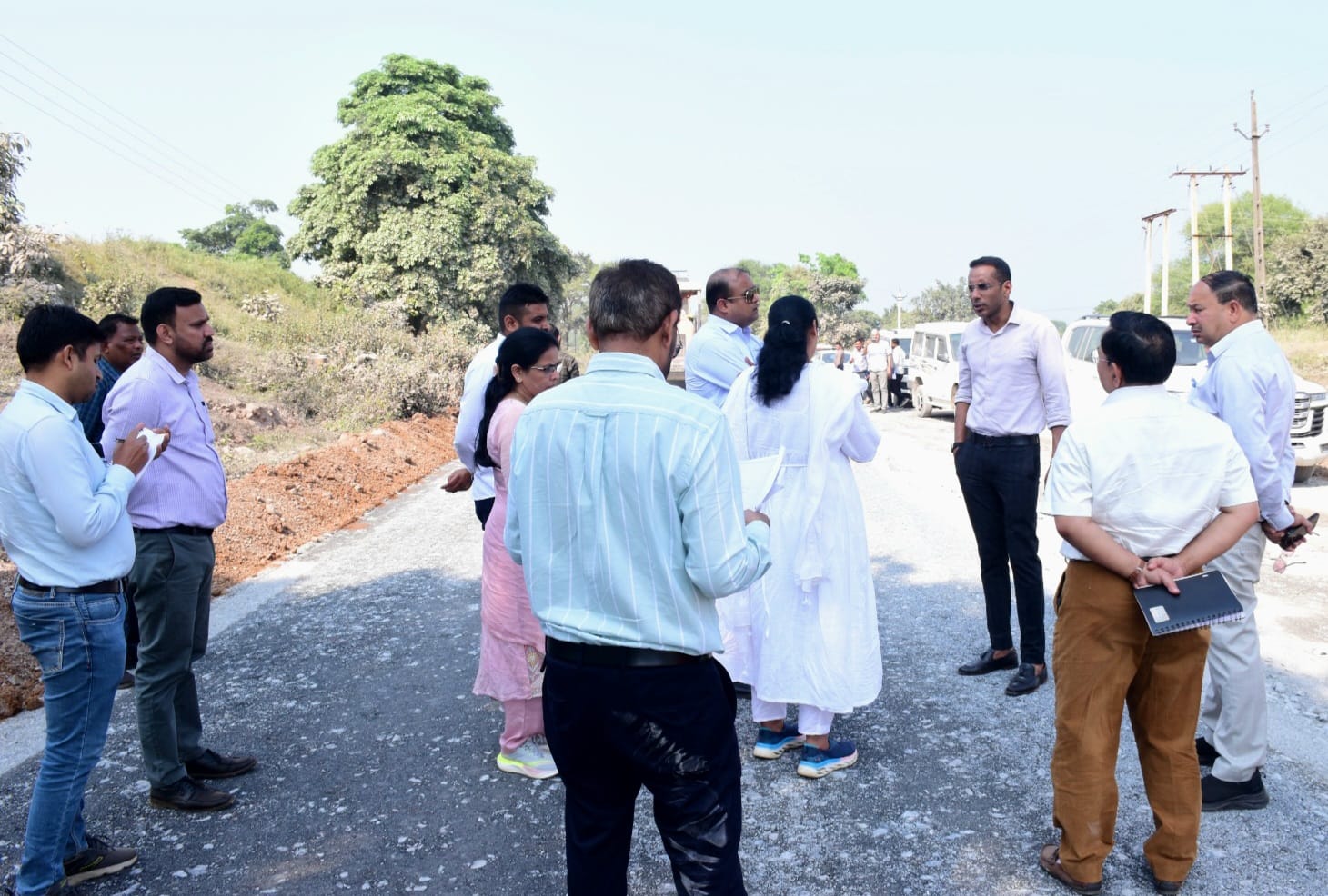 सड़कों और पुलों के निर्माण में लापरवाही बर्दाश्त नहीं, गुणवत्ता जांचने पहुंचे पीडब्ल्यूडी सचिव