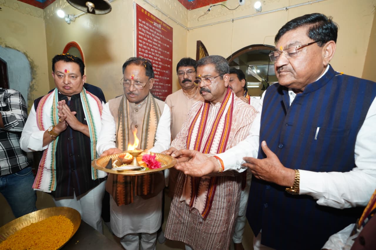 मुख्यमंत्री&nbsp;विष्णु देव साय ने रामचंडी मंदिर में पूजा-अर्चना कर प्रदेश की खुशहाली एवं सुख-समृद्धि की कामना की