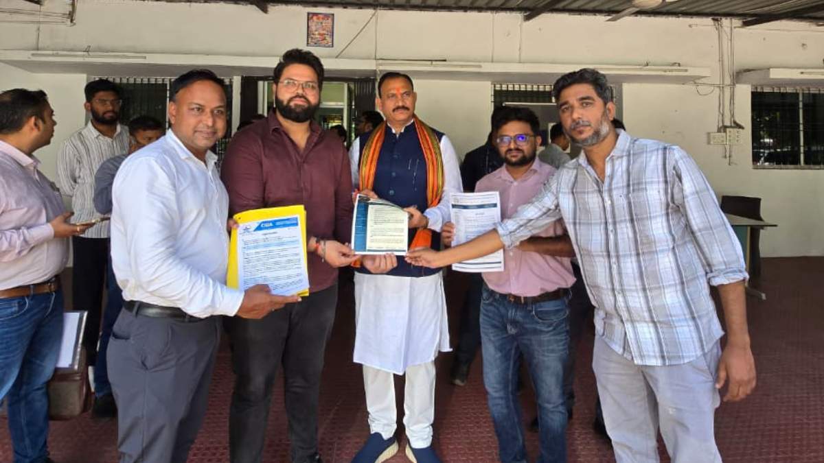 डॉक्टरों के निलंबन, वेतनवृद्धि और पदस्थापना का मुद्दा गरमाया, मंत्री जायसवाल ने दिया आश्वासन