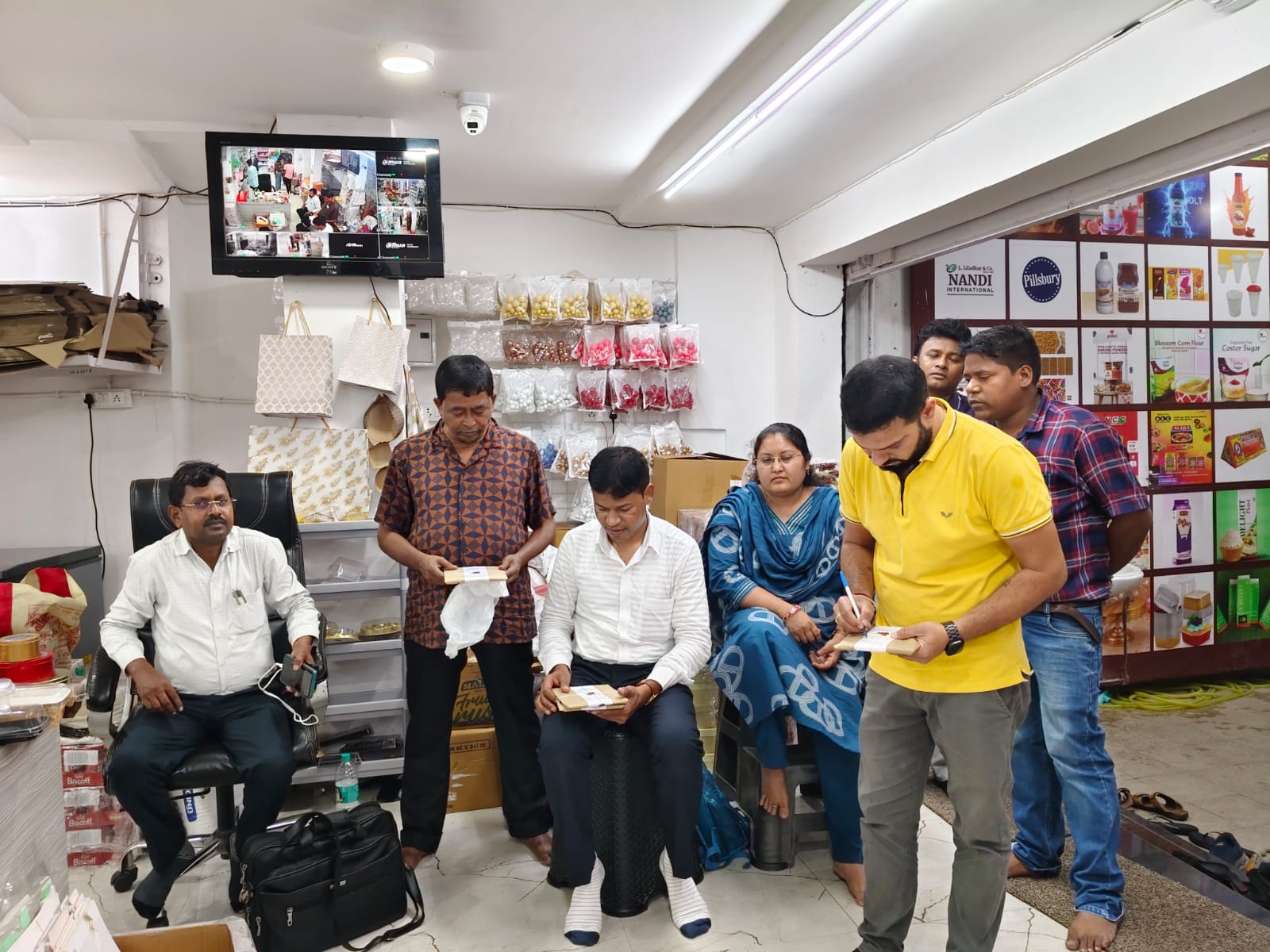 त्योहारी सीजन में मिलावट पर खाद्य विभाग सख्त, गोलबाजार में चांदी वर्क विक्रेताओं के प्रतिष्ठानों पर छापेमारी