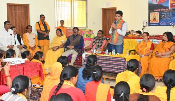 राजस्व मंत्री टंकराम वर्मा बलौदाबाजार के गायत्री पीठ में आयोजित आवासीय नारी सशक्तिकरण प्रशिक्षक प्रशिक्षण शिविर में शामिल हुए