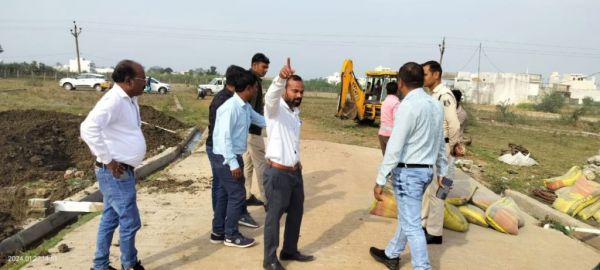 बुलडोजर लेकर पहुंचे एसडीएम, अवैध प्लाटिंग पर लिया एक्शन 