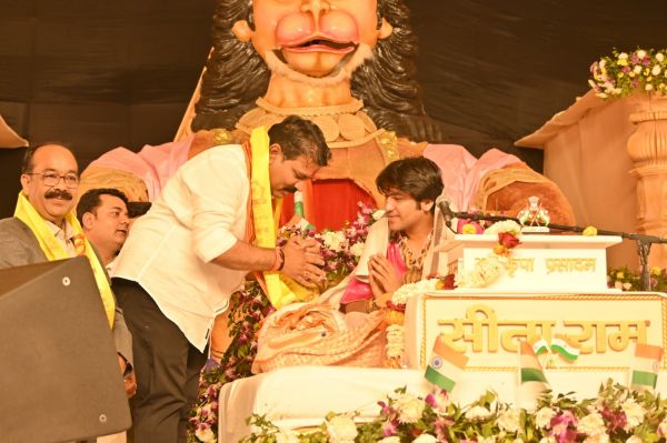 बागेश्वर धाम के महंत धीरेंद्र शास्त्री से आशीर्वाद लेने पहुंचे दोनों उप मुख्यमंत्री अरुण साव और विजय शर्मा