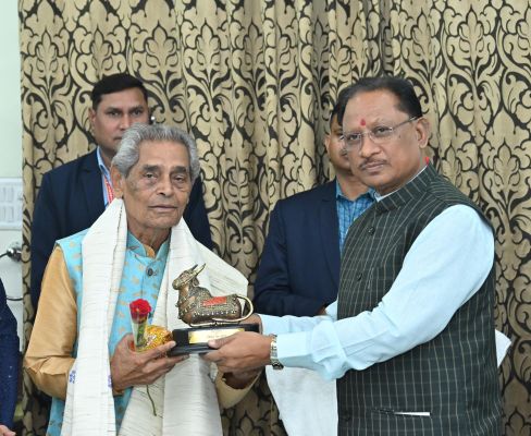 कत्थक नर्तक रामलाल बरेठ ने मुख्यमंत्री विष्णुदेव साय से की मुलाकात