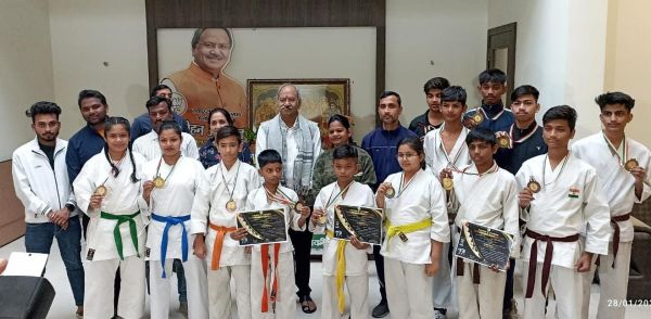 राज्य स्तरीय कराटे के चैम्पियन खिलाड़ियों ने की शिक्षा मंत्री बृजमोहन अग्रवाल से मुलाकात
