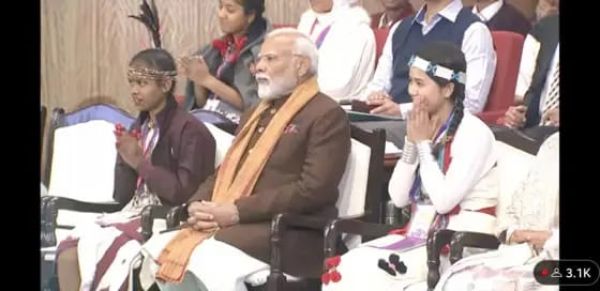 प्रधानमंत्री नरेंद्र मोदी ने की सुकमा की छात्रा उमेश्वरी से चर्चा
