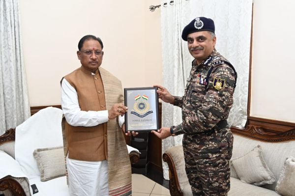 मुख्यमंत्री विष्णुदेव साय से सीआरपीएफ के डीजी श्री सिंह ने की सौजन्य भेंट