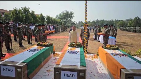 मुख्यमंत्री ने तिरंगे में लिपटे शहीद जवानों को दी श्रद्धांजलि