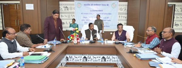 आदिम जाति कल्याण मंत्री ने की विभागीय काम- काज की समीक्षा