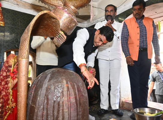 मंत्री टंकराम वर्मा ने अर्द्ध नारीश्वर शिव लिंग की पूजा कर राज्य के नागरिकों के लिए मंगल कामना की
