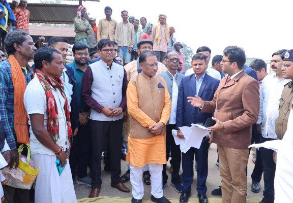 मुख्यमंत्री विष्णुदेव साय ने पुसौर धान खरीदी केंद्र का किया औचक निरीक्षण