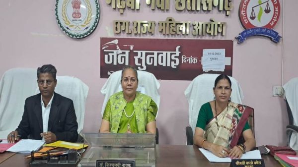 महिला आयोग की अध्यक्ष ने की जनसुनवाई, सखी सेंटर में पदस्थ प्रशासिका को किया गया निष्कासित