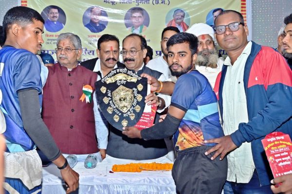 उप मुख्यमंत्री ने कबड्डी प्रतियोगिता में शामिल होकर खिलाड़ियों का बढ़ाया उत्साह