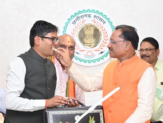 मुख्यमंत्री साय ने बजट पेश करने पर वित्तमंत्री ओपी चौधरी को मिठाई खिलाकर दी बधाई