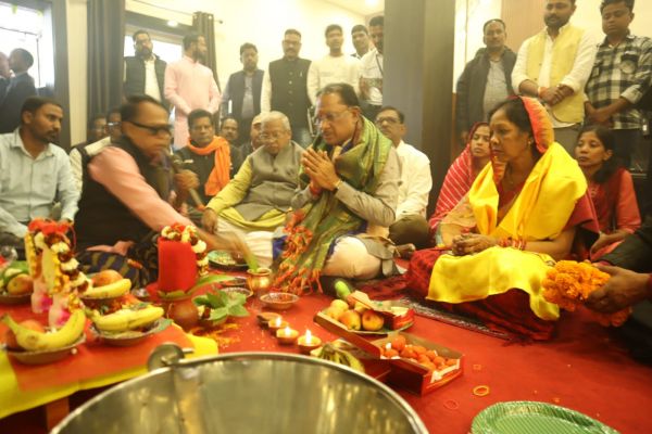 मुख्यमंत्री श्री साय ने धर्मपत्नी के साथ गृहग्राम बगिया के मुख्यमंत्री कैंप कार्यालय का किया उद्धघाटन