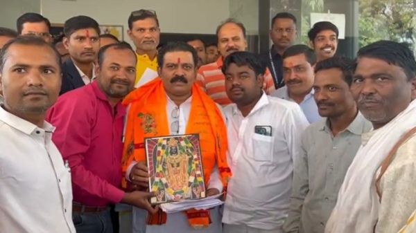 मुस्लिम समाज के लोगों ने डिप्टी सीएम विजय शर्मा से की मुलाकात, रामलला की तस्वीर की भेंट, कहा- 