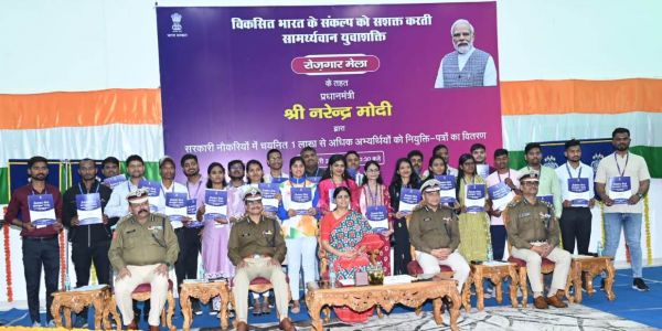 आरंग में आयोजित रोजगार मेला में केन्द्रीय सेवाओं में 75 युवाओं को मिला नियुक्ति पत्र