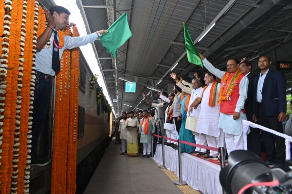 अयोध्या धाम में रामलला के दर्शन को जा रही आस्था ट्रेन को विदा करते हुए मुख्यमंत्री ने कहा रामभक्त रामलला से छत्तीसगढ़ की समृद्धि का आशीर्वाद लेकर लौटें