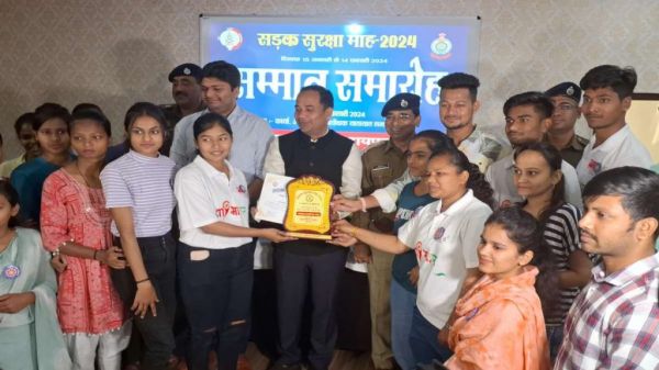 सड़क सुरक्षा माह 2024 : उत्कृष्ट कार्य करने वाली संस्थाओं और विद्यार्थियों को किया गया सम्मानित, कलेक्टर ने कहा- 
