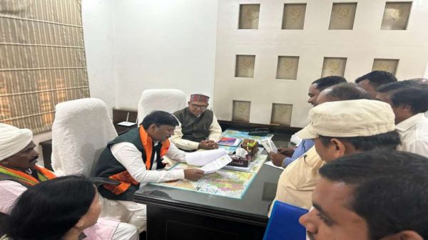 BJP सहायता केंद्र : वन मंत्री केदार कश्यप ने की कार्यकर्ताओं से मुलाकात