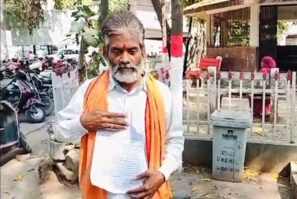 परेशान किसान ने की इच्छामृत्यु की मांग : जमीन सीमांकन के नाम पर एक साल से पटवारी लगवा रहा चक्कर