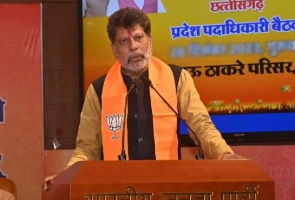 पूर्व मंत्री की पत्नी का सामुदायिक भवन पर कब्जा ! बीजेपी प्रदेश अध्यक्ष किरण सिंह देव ने कसा तंज