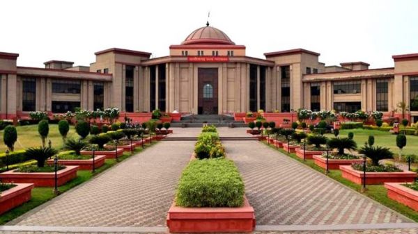 कलेक्टर और राजस्व सचिव को हाईकोर्ट ने जारी किया नोटिस, जानिए पूरा मामला&hellip;