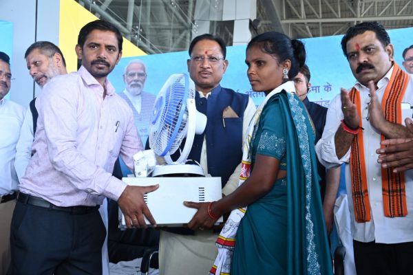 मुख्यमंत्री श्री साय ने सुकमा के सुदूर अंचल के 50 विद्यार्थियों को सोलर होम लाइट संयंत्र किया वितरित