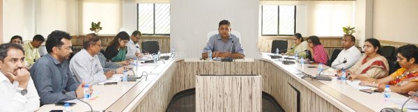 मुख्य सचिव द्वारा महत्वपूर्ण योजनाओं के क्रियान्वयन की समीक्षा की