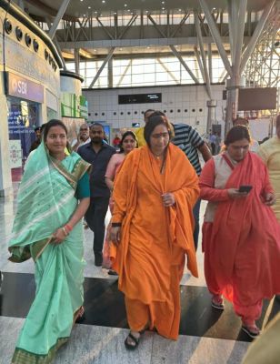 छत्तीसगढ़ पहुंची साध्वी ऋतंभरा, मंत्री लक्ष्मी राजवाड़े ने पुष्पवर्षा कर किया अभिनन्दन.